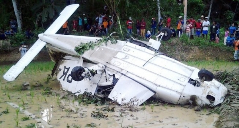 Pesawat Latih Jatuh di Persawahan